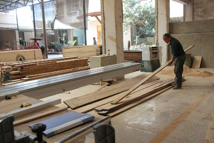 工人挑选木材后切割,统一木材规格//未加工木材//把关家具制作的每个